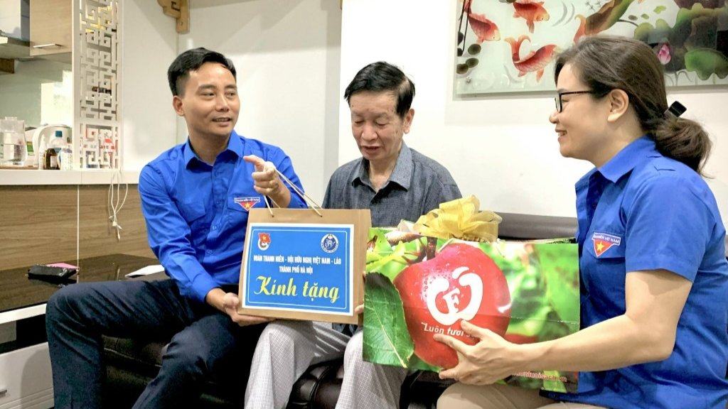 Đoàn công tác tặng quà thương binh Nguyễn Tuấn Doanh