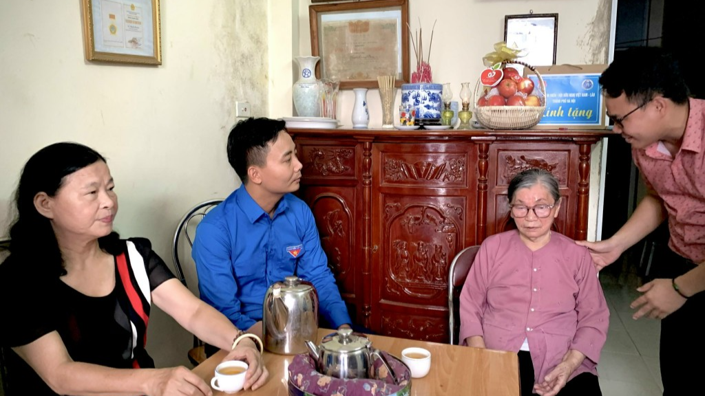 Đoàn công tác trò chuyện, động viên mẹ Nguyễn Thị Lâm