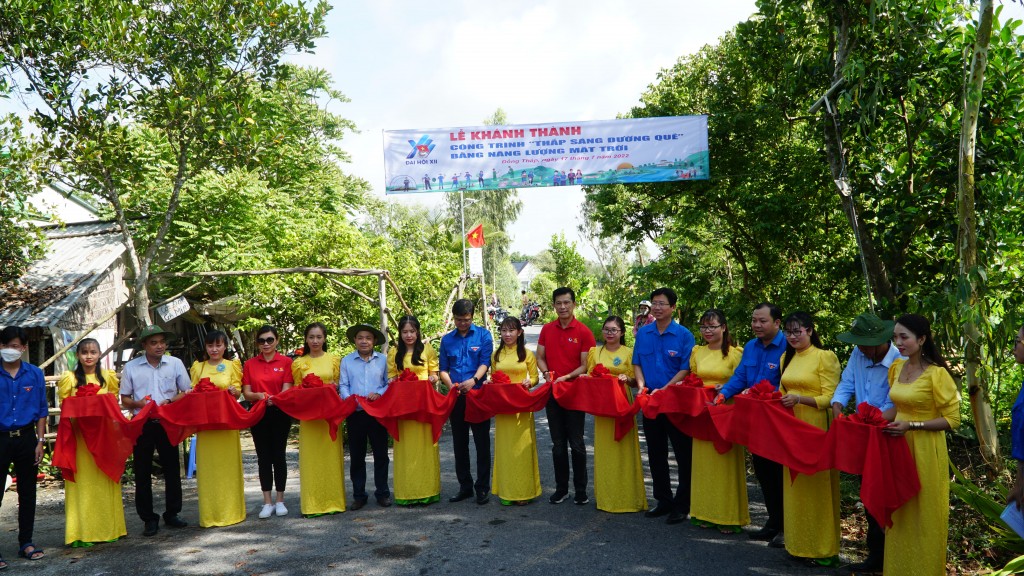Đại biểu thực hiện nghi thức khánh thành tuyến đường thắp sáng đường quê tại xã Tân Kiều, huyện Tháp Mười.