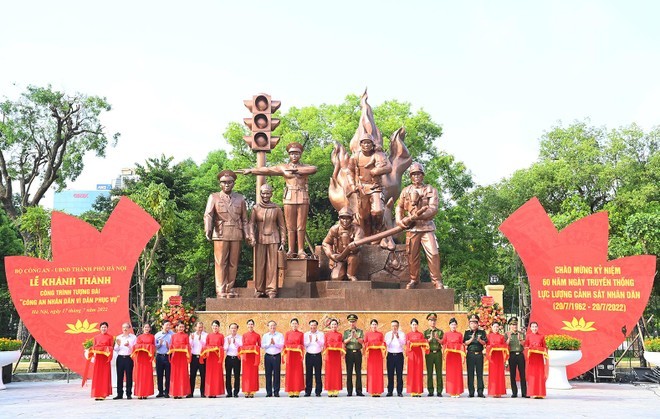 Các đại biểu Bộ Công an và Thành uỷ Hà Nội cùng đại diện các ban, bộ, ngành trung ương và thành phố cắt băng khánh thành tượng đài “Công an nhân dân vì dân phục vụ” tại Thủ đô Hà Nội