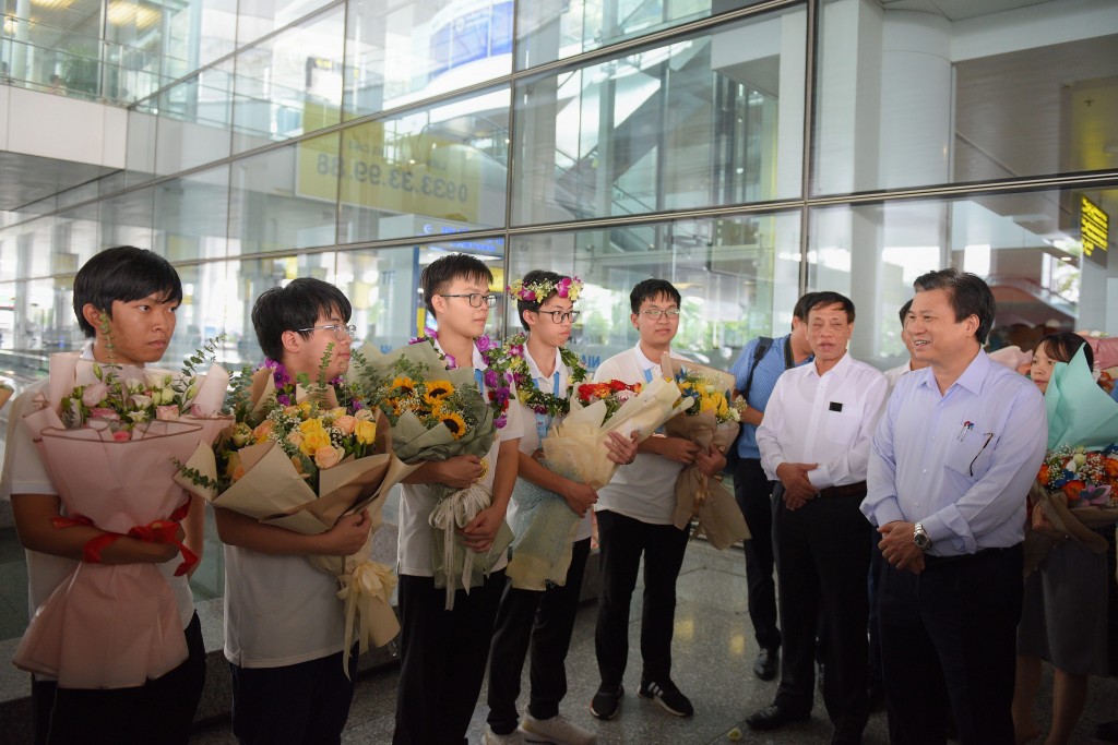Bộ GD&amp;ĐT đón, chúc mừng đội tuyển Việt Nam tham dự Olympic Toán học quốc tế