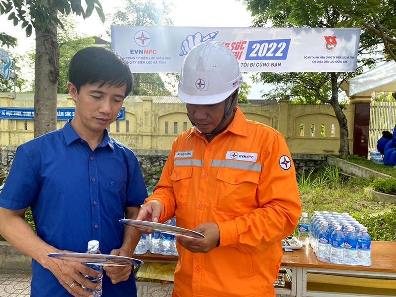 Nhân viên EVNNPC tại Hương Sơn - Hà Tĩnh tư vấn hỗ trợ cài đặt app CSKH của ngành điện và tuyên truyền việc sử dụng điện tiết kiệm cho khách hàng