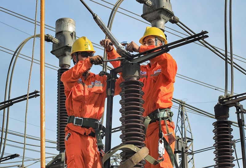 Nhân viên ngành  điện tiến hành Vệ sinh xử lý tiếp xúc tại dao cách ly xuất tuyến đầu trạm 220kV Nam Định (E3.7)