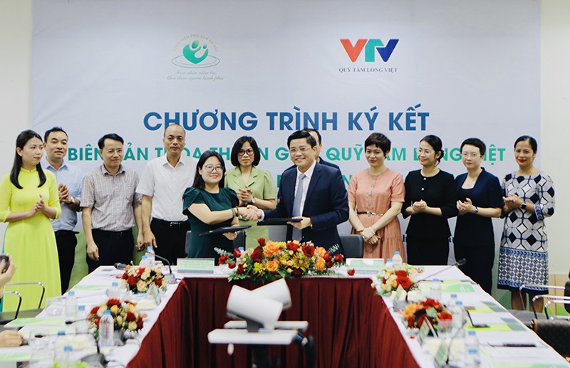 Đại diện Quỹ Tấm lòng Việt – Đài Truyền hình Việt Nam và lãnh đạo Bệnh viện Phụ Sản Hà Nội ký kết dự án Vì một niềm tin hạnh phúc