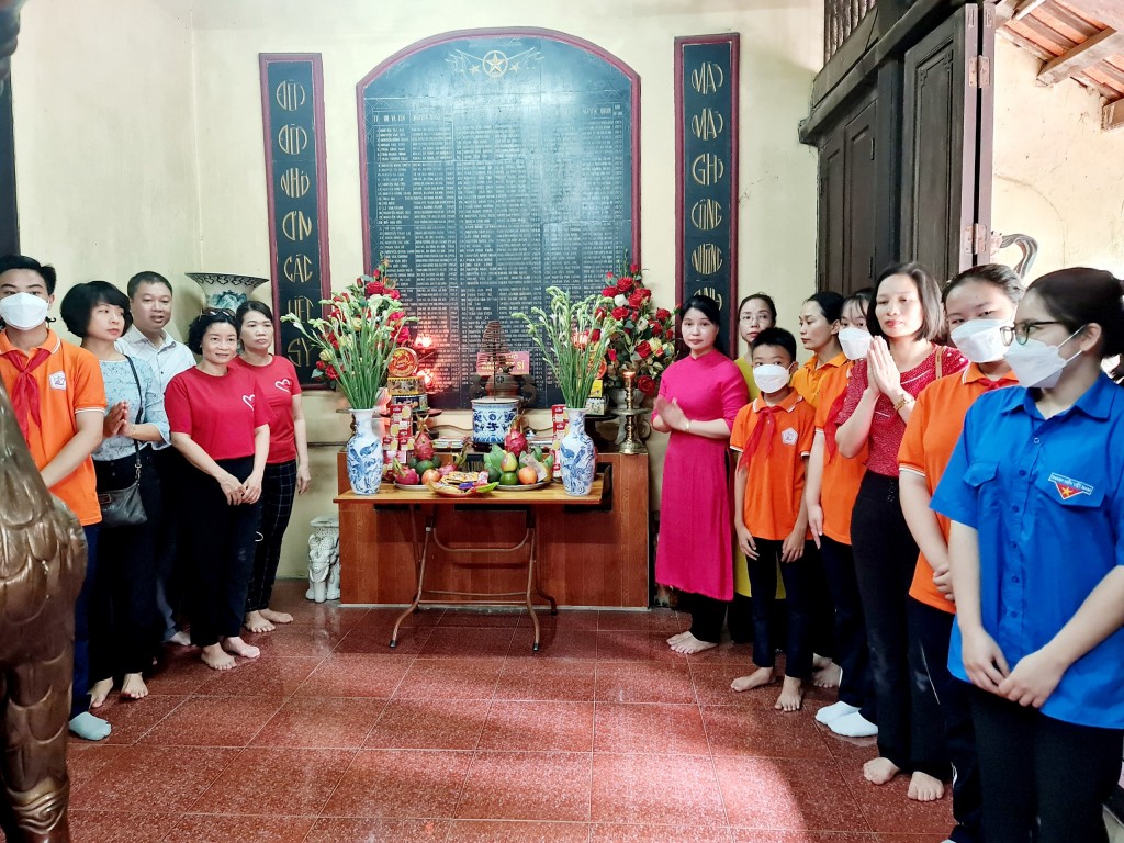 Đoàn công tác phường Kim Mã dâng hương tưởng niệm các anh hùng Liệt sỹ tại chùa Kim Sơn