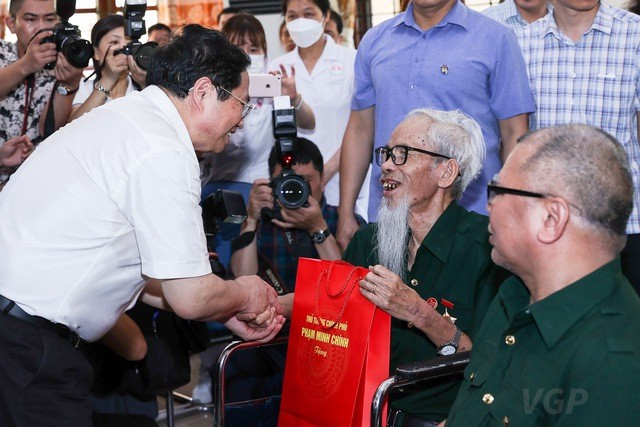 Thủ tướng Phạm Minh Chính thăm, tặng quà tại Trung tâm điều dưỡng thương binh Kim Bảng, Hà Nam - Ảnh: VGP/Nhật Bắc