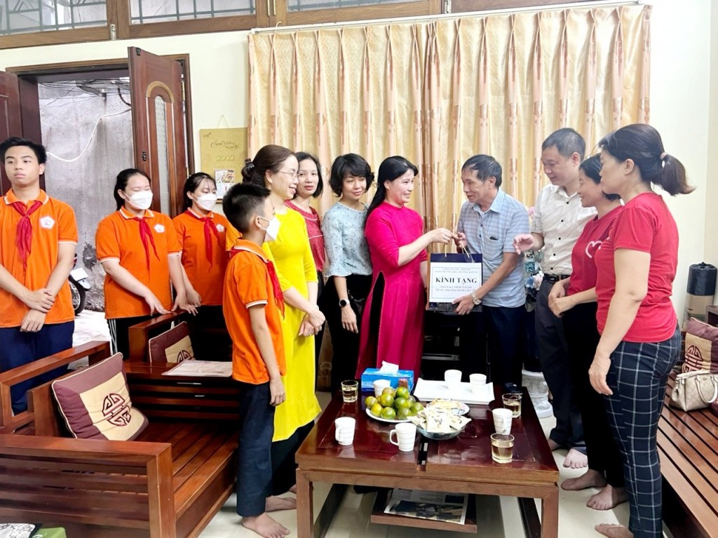 Cô Lê Hoàn Châu, Hiệu trưởng trường THCS Nguyễn Trãi đại diện tặng quà cho các bác là cựu thương binh, gia đình chính sách