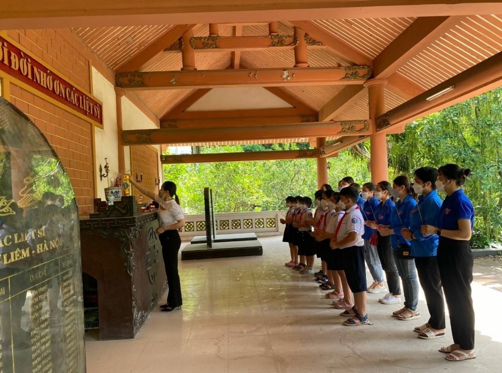 Thầy trò trường Tiểu học Xuân Đỉnh thắp hương tri ân tại nghĩa trang Liệt sĩ của phường Xuân Đỉnh