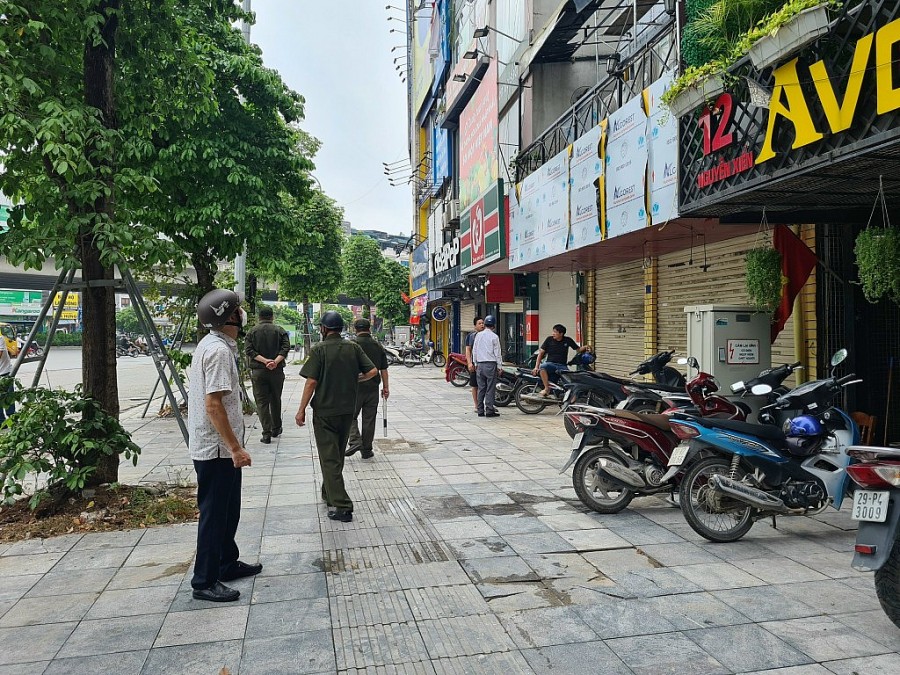 Lực lượng Ban Chỉ đạo 197 phường Thanh Xuân Nam ra quân nhắc nhở người dân đảm bảo trật tự đô thị trên đường Nguyễn Trãi