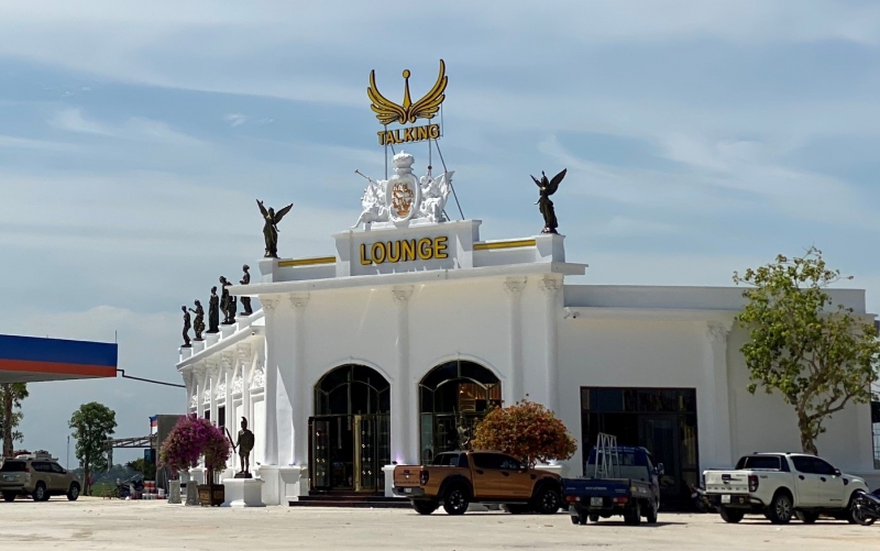 quán Bar - Cà phê Talking Lounge có địa chỉ tại nút giao thông ngã 5 xã Đồng Lợi, huyện Triệu Sơn
