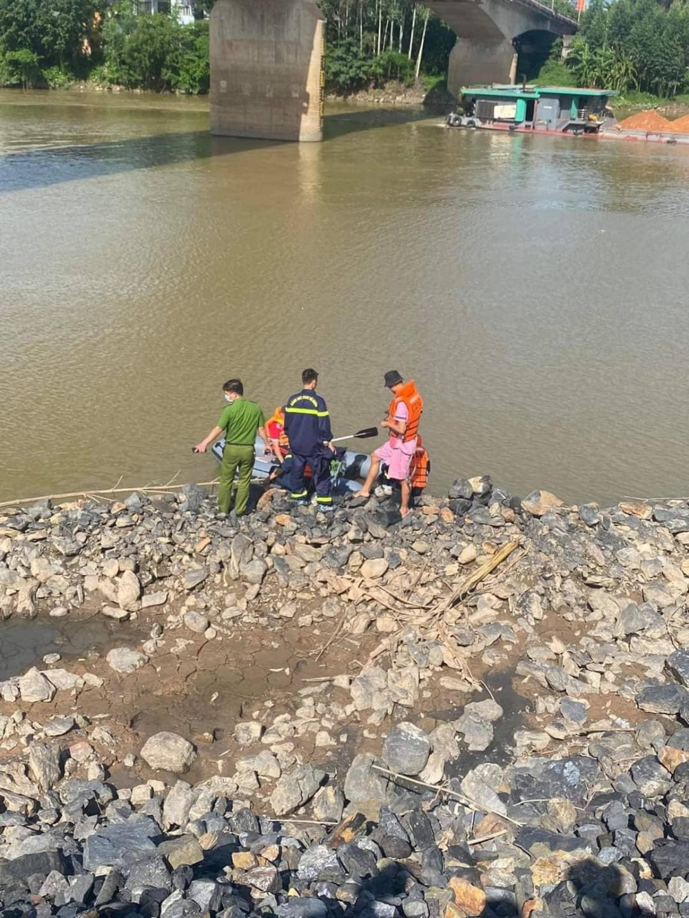 Bắc Giang: Chưa tìm thấy người phụ nữ nghi nhảy cầu tại sông Lục Nam
