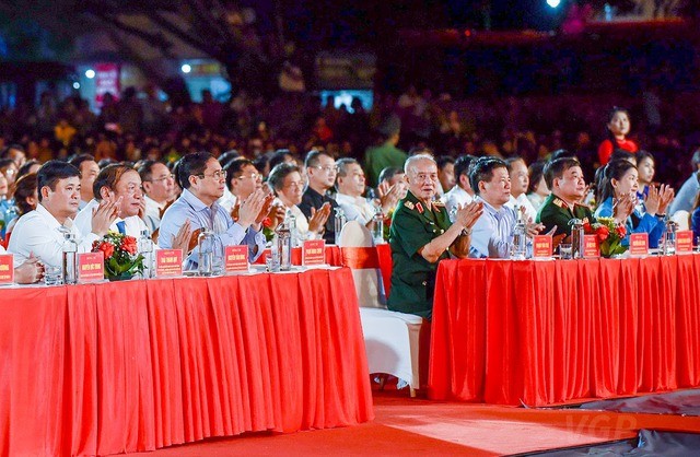 Thủ tướng Phạm Minh Chính dự chương trình nghệ thuật đặc biệt “Bản hùng ca bất diệt” được tổ chức tại thị trấn Anh Sơn, huyện Anh Sơn - Ảnh: VGP/Nhật Bắc