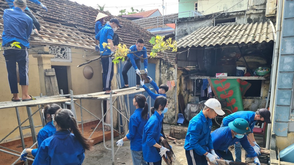 Tuổi trẻ huyện Quốc Oai sửa chữa nhà cho gia đình chinhs ách