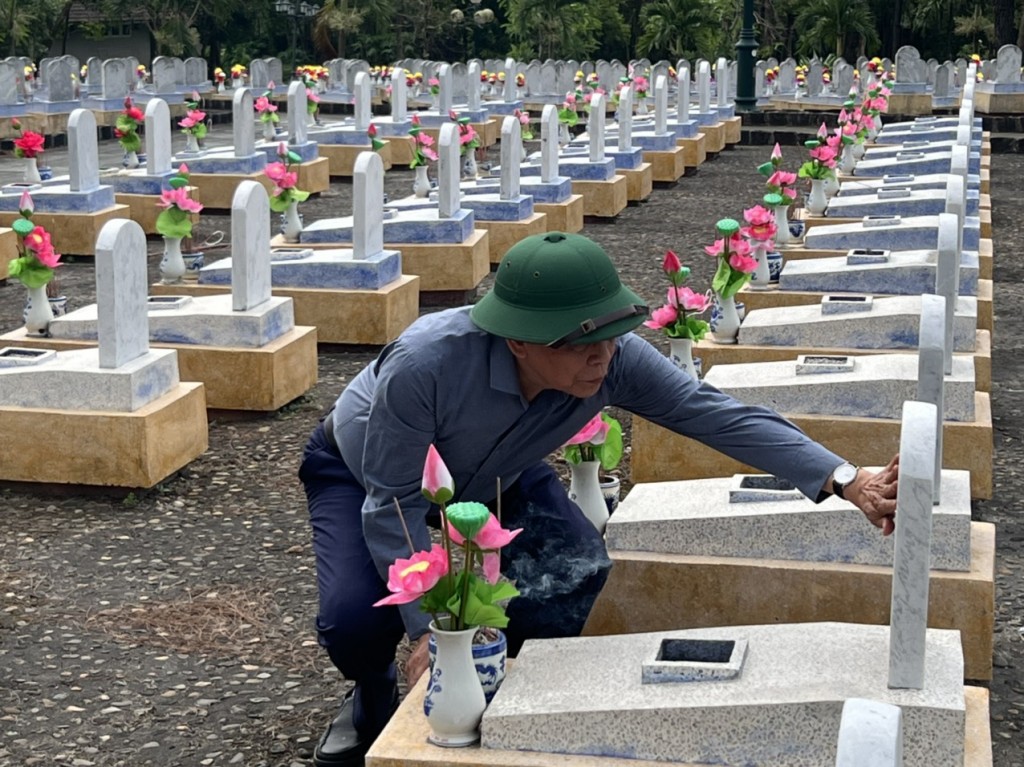 Tác giả Nguyễn Hồng Vinh thắp hương ở Nghĩa trang Đường 9