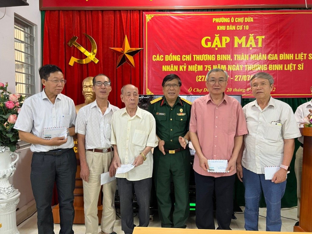 Cuộc gặp tri ân các thương binh, thân nhân liệt sĩ ở Chi bộ 10, phường Ô Chợ Dừa, quận Đống Đa, Hà Nội - nơi tác giả cư trú