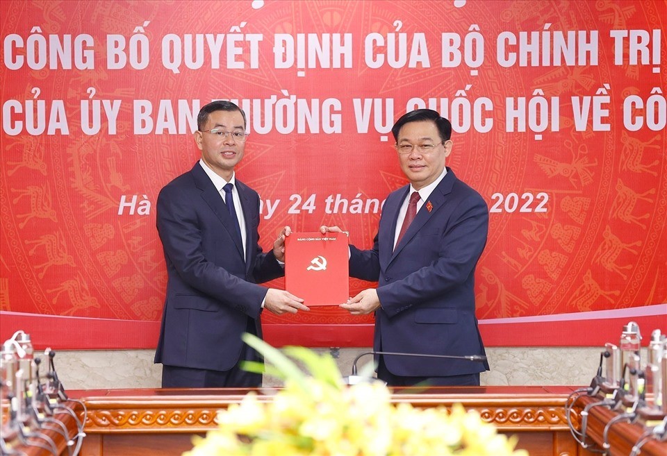 Chủ tịch Quốc hội trao Quyết định của Bộ Chính trị và Nghị quyết của Ủy ban Thường vụ Quốc hội đối với ông Ngô Văn Tuấn.