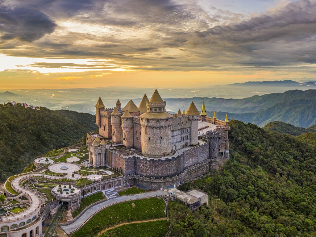 Lâu đài Mặt Trăng mới ra mắt tại Ba Na Hills, như đưa du khách lạc vào thế giới cổ tích.