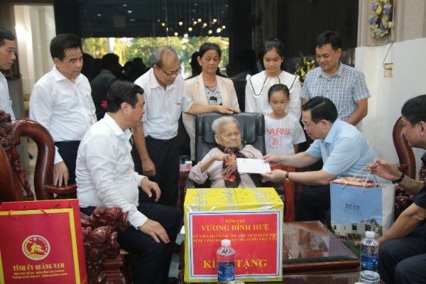 Chủ tịch Quốc hội Vương Đình Huệ tặng quà cho gia đình chính sách