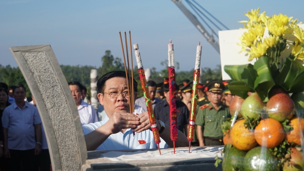 Chủ tịch Quốc hội dâng hương tại Nghĩa trang Liệt sĩ tỉnh Quảng Nam