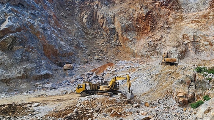Khai thác khoáng sản ngoài ranh giới, Công ty Huyền Quý bị phạt hơn 200 triệu đồng
