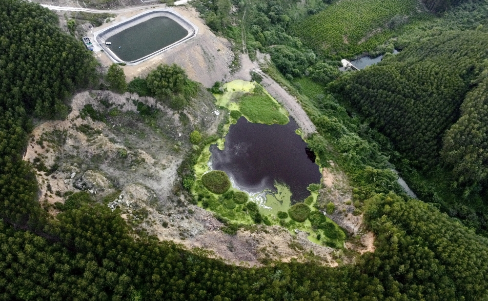 Người dân cầu cứu khi dòng suối Khe Sào bị 