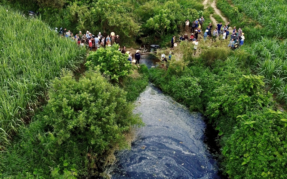 Người dân cầu cứu khi dòng suối Khe Sào bị 