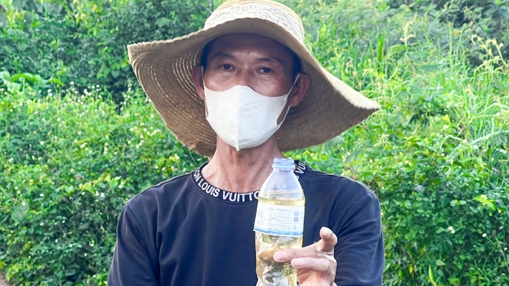 Suối Khe Sào bị “bức tử”: Lực lượng chức năng lấy 6 mẫu nước đi kiểm tra