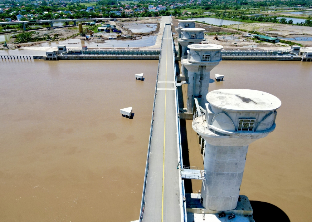 Thanh Hoá: Cận cảnh cống ngăn mặn lớn nhất miền Trung sắp vận hành