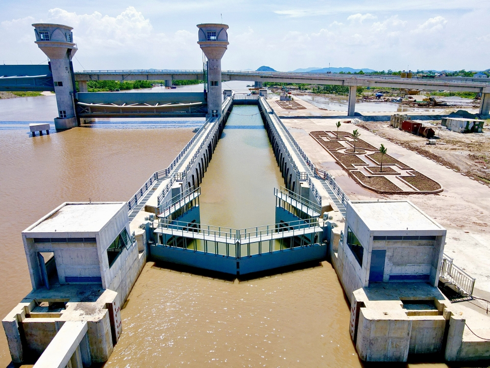Thanh Hoá: Cận cảnh cống ngăn mặn lớn nhất miền Trung sắp vận hành