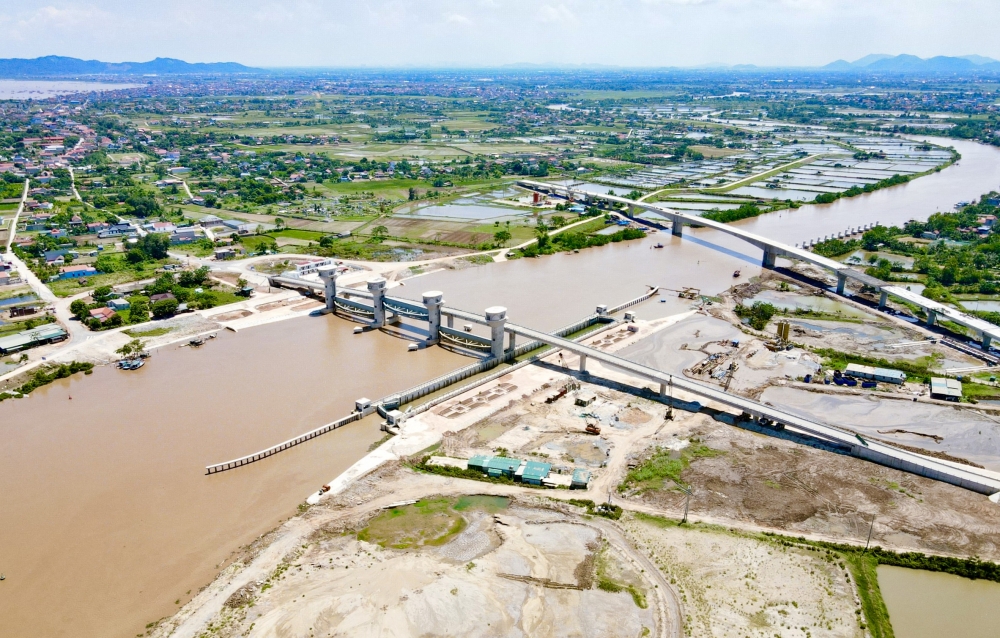 Thanh Hoá: Cận cảnh cống ngăn mặn lớn nhất miền Trung sắp vận hành