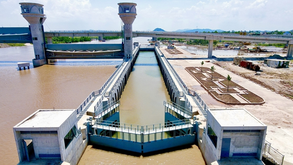 Thanh Hoá: Cận cảnh cống ngăn mặn lớn nhất miền Trung sắp vận hành