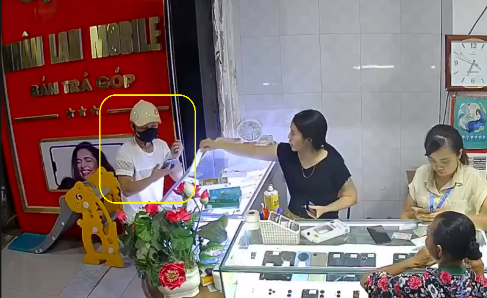 Thanh Hoá: Giả vờ hỏi mua điện thoại để cướp giật