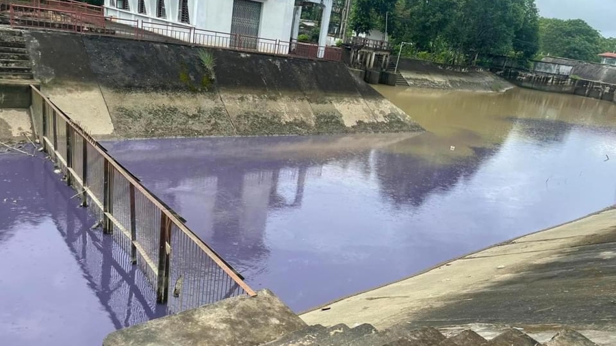Thanh Hoá: Nước kênh bất ngờ chuyển màu tím bất thường