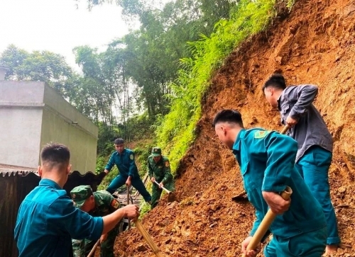 Thanh Hoá: Lực lượng chức năng giúp người dân khắc phục sạt lở đất