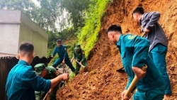 Thanh Hoá: Lực lượng chức năng giúp người dân khắc phục sạt lở đất