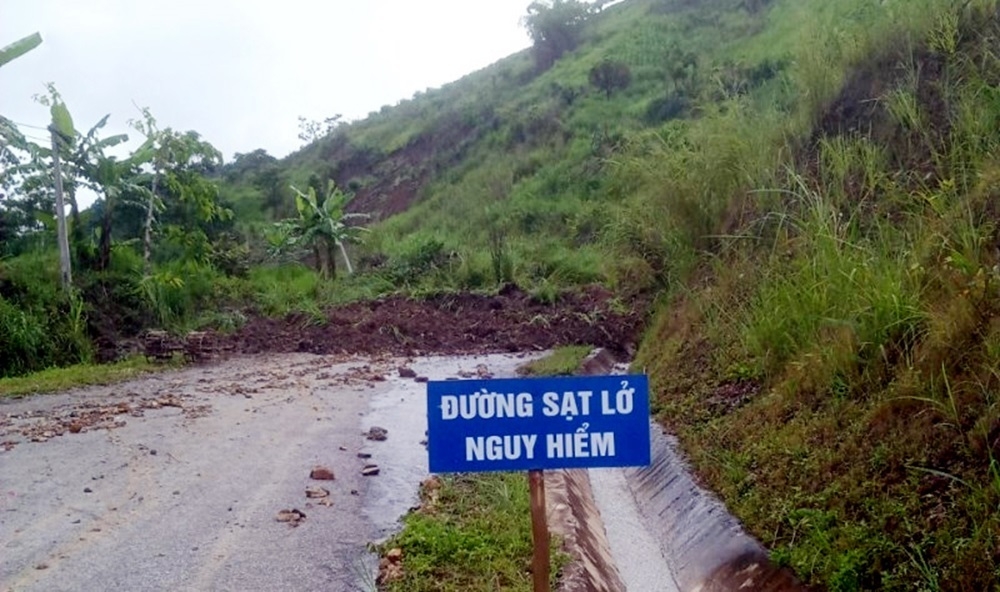 Nhiều tuyến đường ở Thanh Hóa bị sạt lở​ do mưa lũ