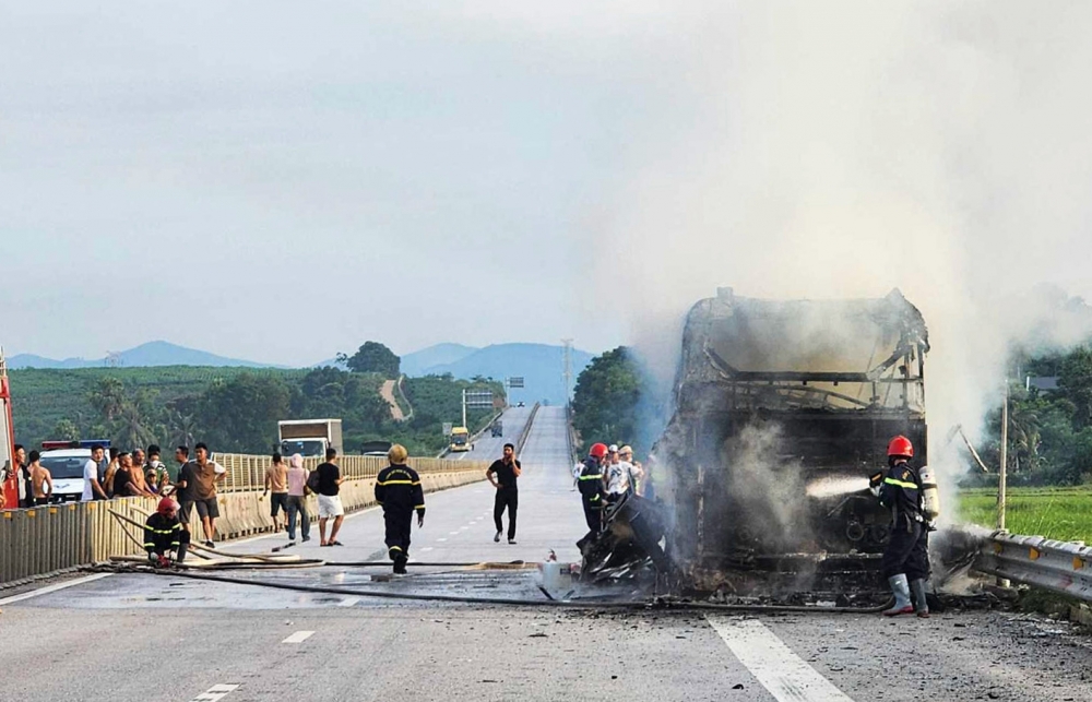 Thanh Hoá: Xe khách cháy trơ khung trên cao tốc