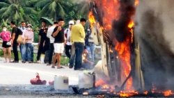 Thanh Hoá: Xe khách cháy trơ khung trên cao tốc