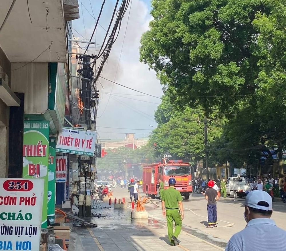 Bắc Giang: Cháy công tơ, dây cáp khiến hàng chục hộ kinh doanh mất điện