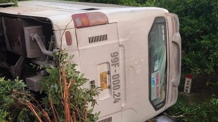 Bắc Giang: Lật xe chở công nhân khiến một phụ nữ đứt lìa tay