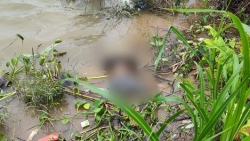thai binh phat hien thi the nam gioi chan bi troi troi tren song