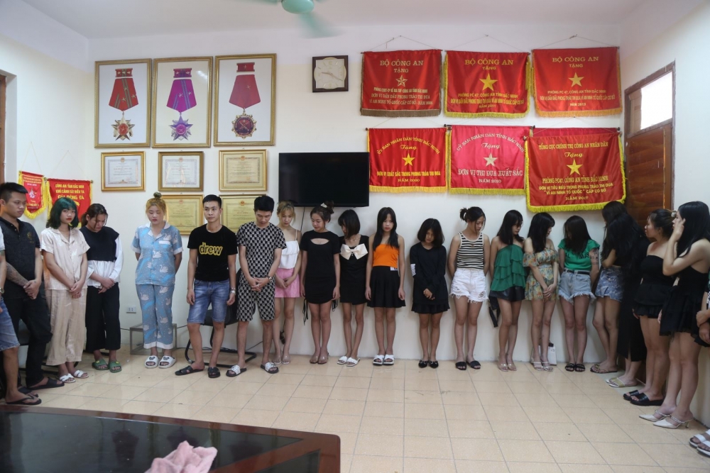 Bắc Ninh: Bắt quả tang 43 thanh niên tổ chức “bay lắc” trong quán karaoke