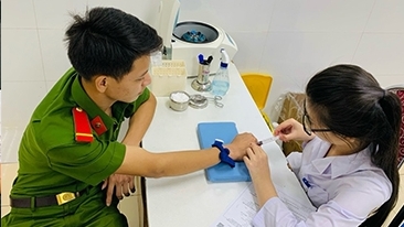 Thanh Hoá: Hai chiến sĩ cảnh sát hiến máu giúp cụ bà qua cơn nguy kịch