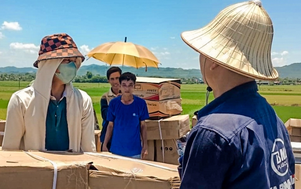 Thanh Hoá: Hàng chục người dân đội nắng giúp tài xế bốc hàng khi xe bị lật