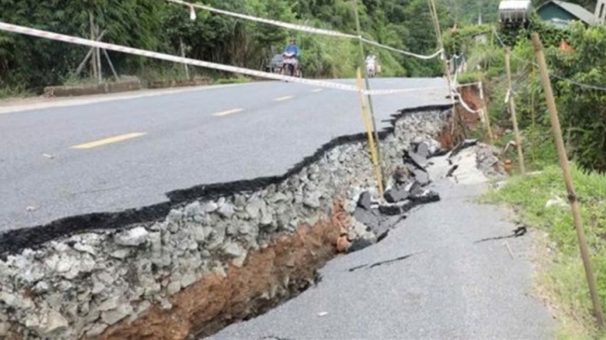 Thanh Hoá: Sạt lở nghiêm trọng trên tuyến quốc lộ 15C khiến ngôi nhà hư hỏng nặng