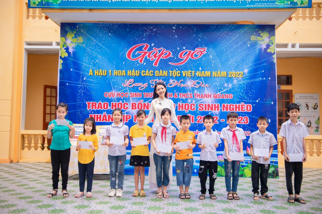 Á hậu Lương Thị Hoa Đan trao học bổng tới học sinh nhân mùa khai trường