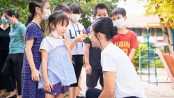 a hau luong thi hoa dan trao hoc bong toi hoc sinh nhan mua khai truong