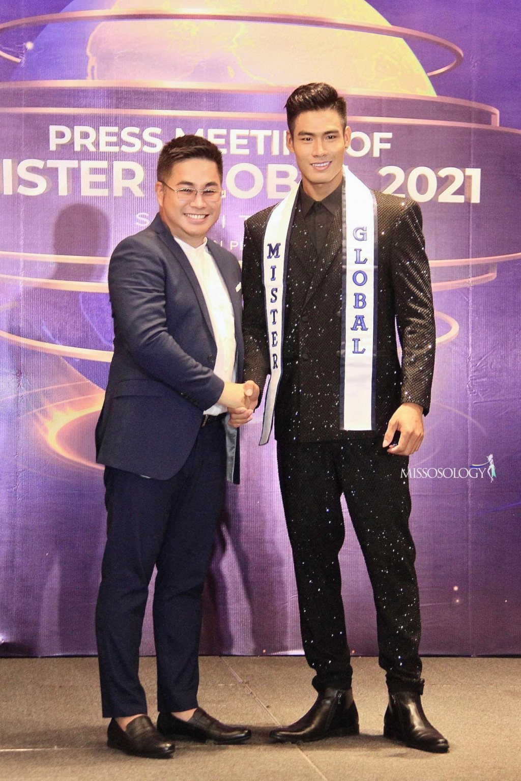 Danh Chiếu Linh (bên phải) chính thức được trao sash trở thành Mister Global 2021