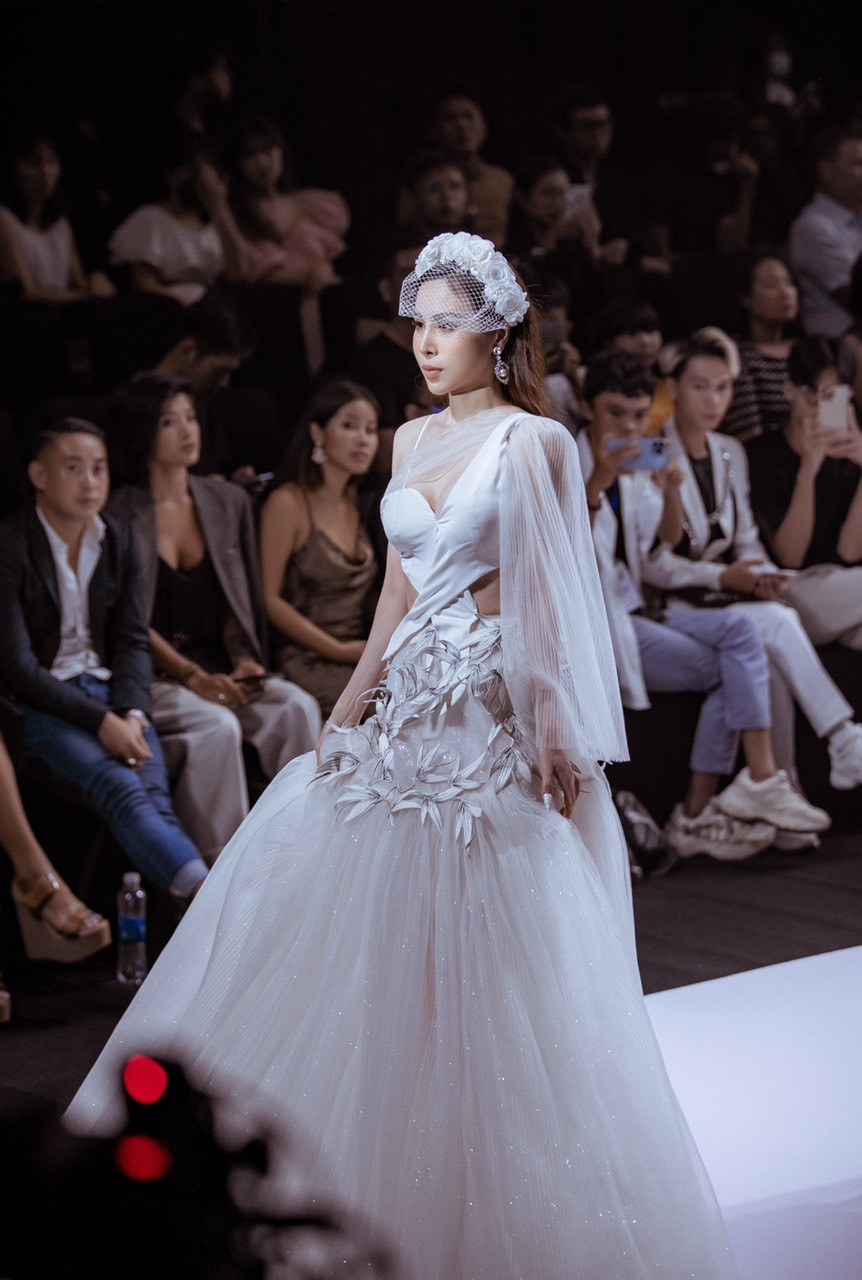 Hoa hậu Hoàng Dung first face tại Vietnam International Fashion Week 2022