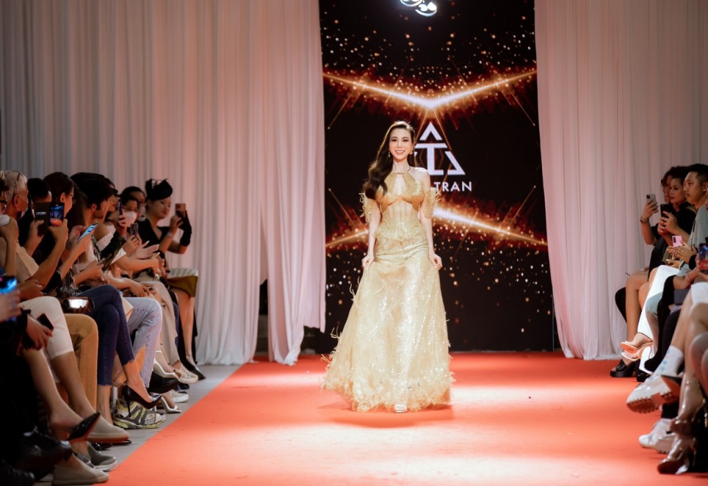 Hoa hậu Hoàng Dung làm vedette tại London Fashion Week 2023